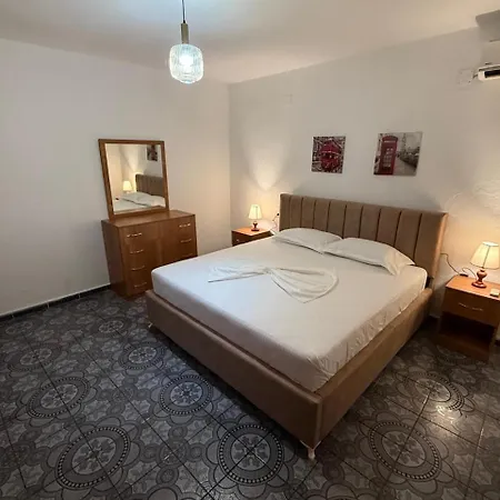 Noemi's טיראנה